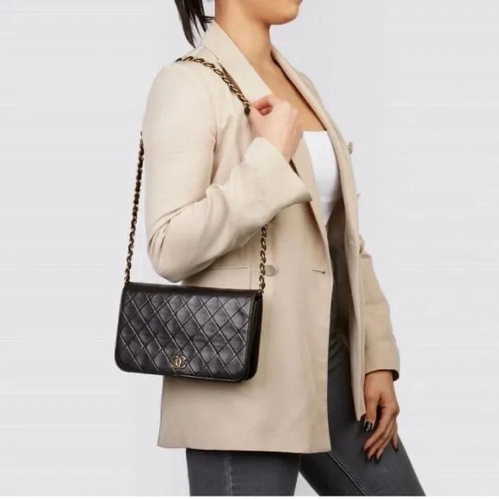 Authentic CHANEL classic single flap lambskin quilted shoulder bag